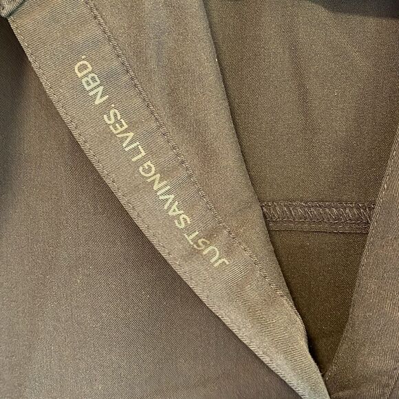 EUC WOMEN’S MEDIUM FIGS RAFAELA SLEEVELESS SCRUBS V-NECK TOP W/POCKETS - Picture 8 of 9